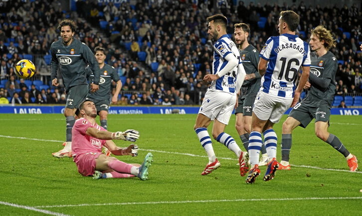 Brais la pica sobre la salida de Joan García para anotar el 2-1 definitivo.
