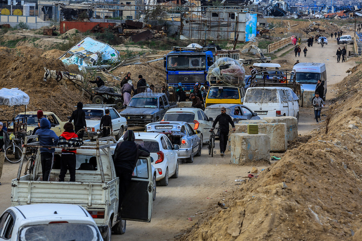 Palestinos regresan a sus hogares después de que el Ejército israelí se retirara del Corredor Netzarim.