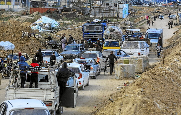 Palestinos regresan a sus hogares después de que el Ejército israelí se retirara del Corredor Netzarim.