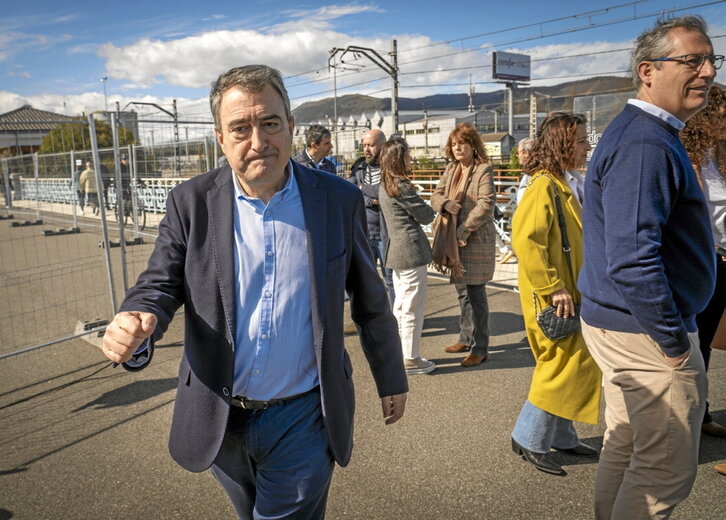 Aitor Esteban, junto a Markel Olano, en un acto electoral en Irun.