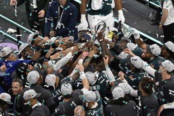 Los jugadores de Philadelphia Eagles alzan el trofeo Vince Lombardi.