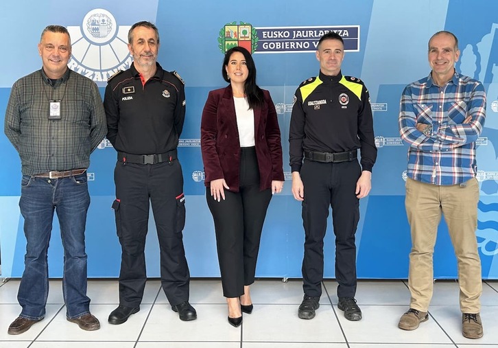 La diputada de Movilidad de Gipuzkoa, Azahara Domínguez, en la reunión con los mandos de la Ertzaintza.
