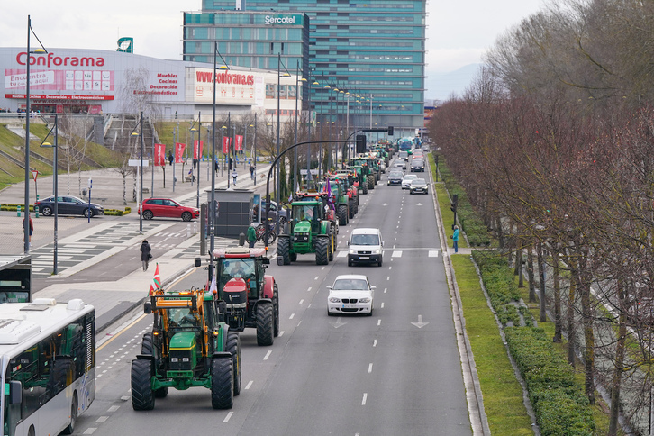 Los tractores han vuelto a circular por las calles de Gasteiz en el aniversario del 6F.