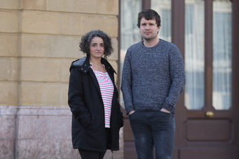 Ixone Fernandez eta Iker Araguas, Euskal Herriko Torturatuen Sarearen talde sustatzaileko kideak, Bilbon.