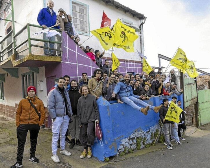 Un grupo de migrantes, en Martin Etxea de Gallarta.