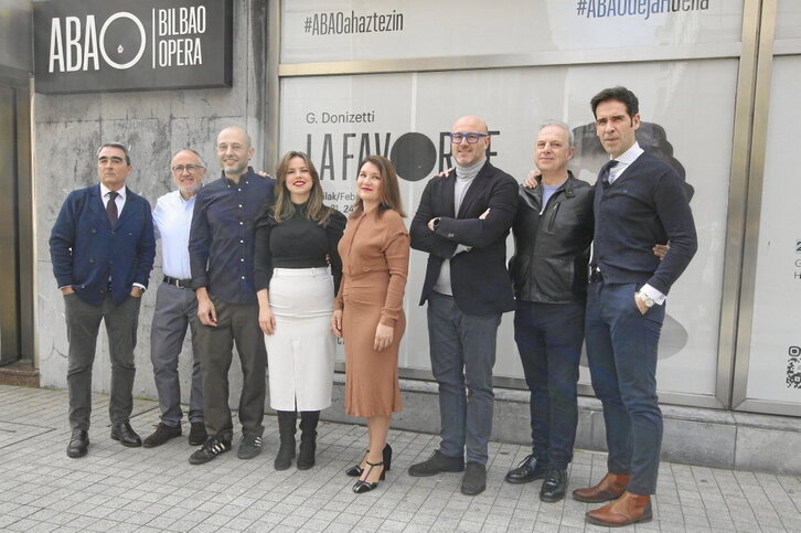 El elenco de esta ópera posa en Bilbo. Son viejos conocidos entre sí.