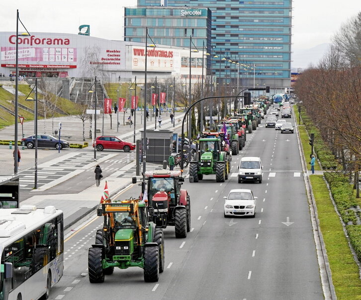 Los tractores volvieron a circular por las calles de Gasteiz en el aniversario del 6F.
