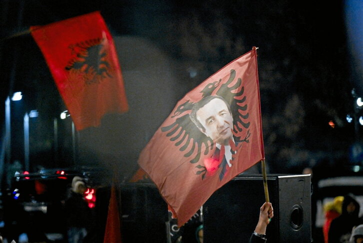 Kurti lehen ministroaren irudia, Albaniako ikur batean.