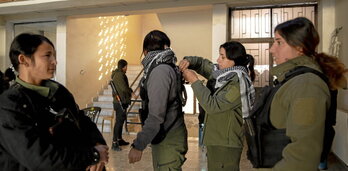 Combatientes kurdas en un lugar secreto de Kobane.