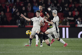 Bryan, que ha vuelto a ser titular, espera el pase de Aimar en el estadio mallorquín.