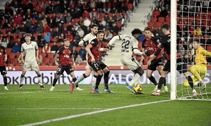 Boyomo se dispone a empujar el balón a las redes bermellonas para lograr el 1-1 definitivo.