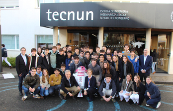 Los estudiantes de la Universidad de Navarra en Donostia, con un robot R2-KT.