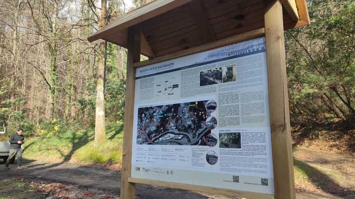 Burdin Hesiaren inguruko informazioa jasotzen duen panela, irudian.