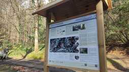 Burdin Hesiaren inguruko informazioa jasozten duen panela, irudian.