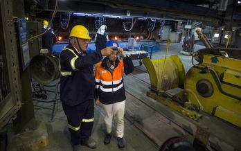José Antonio Jainaga, impulsor principal de esta operación, en una visita a Sidenor con la entonces consejera de Lakua Arantxa Tapia.