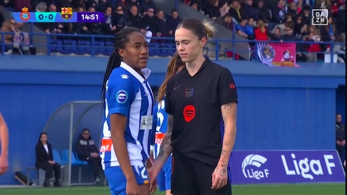 Una imagen del momento en el que, aparentemente, Mapi León toca a Daniela Caracas en la zona genital. (DAZN))