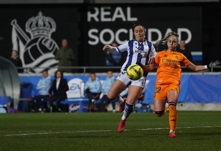 Real y Real Madrid se enfrentarán por tercera vez en tres semanas. En la imagen, Eizagirre y Athenea durante el choque del pasado martes en Zubieta. (Jon Urbe/FOKU)