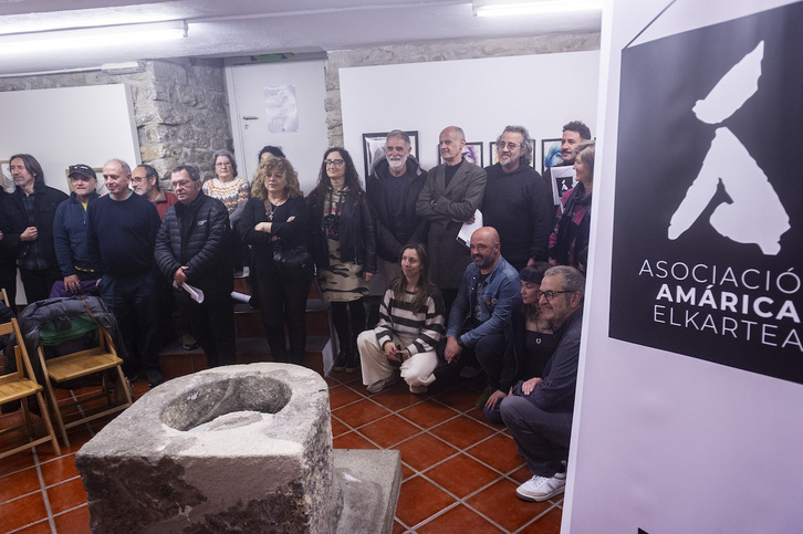Amarica Elkarteko kideetako batzuk, aurkezpenean.