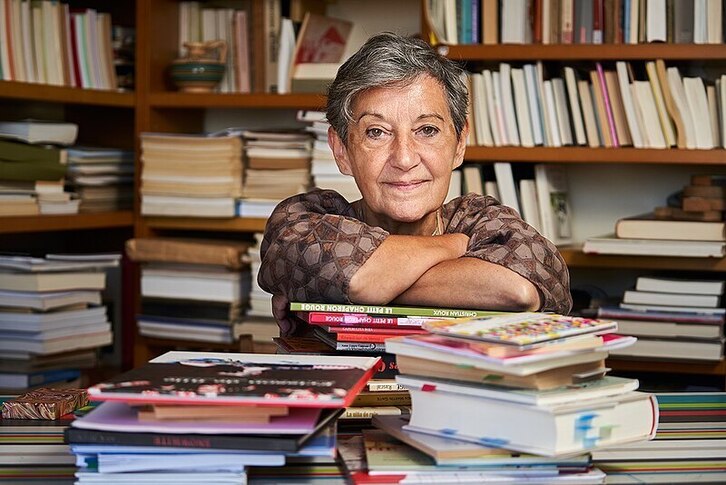 Roser Ros i Vilanova, bere gustuko tokian, liburu artean.