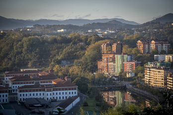 Los cuarteles de Loiola, a orillas del río Urumea.