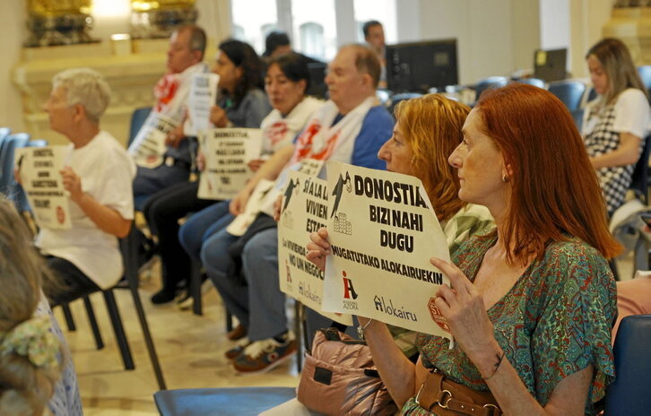 Colectivos en favor de la vivienda digna reclaman en Donostia la implantación de zonas tensionadas.