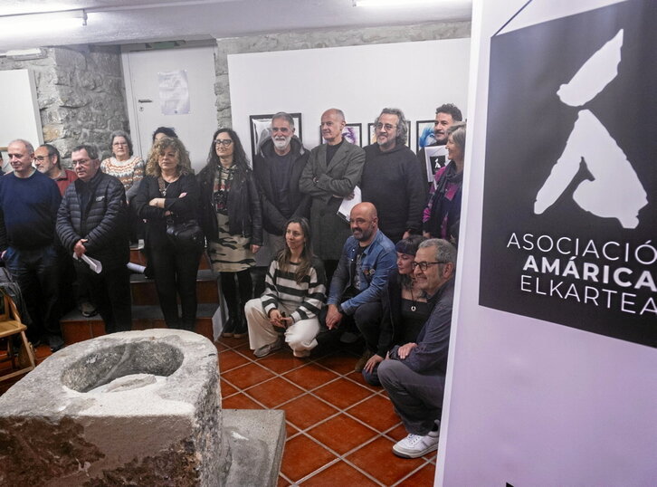 Amarica Elkarteko kideetako batzuk, aurkezpenean.