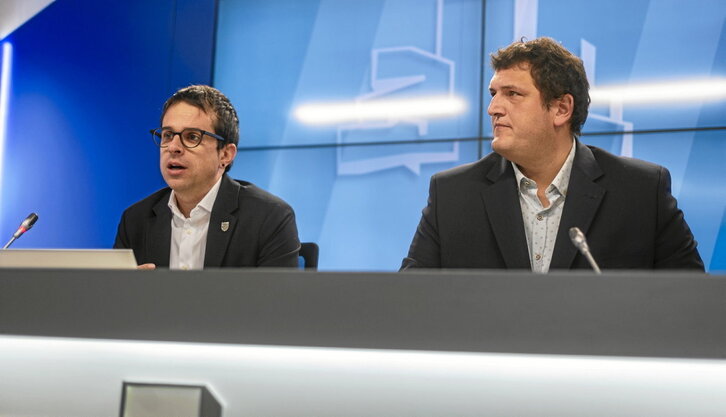 Pello Otxandiano y Ander Goikoetxea, en la presentación de la proposición no de ley de EH Bildu.
