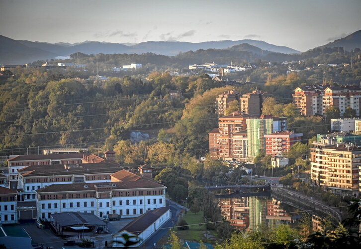Los cuarteles de Loiola se levantan en la margen derecha del río Urumea.