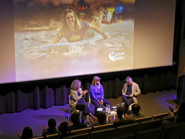 Nadia Erostarbe, erdian, Donostiako Aquariumean egindako agerraldian.