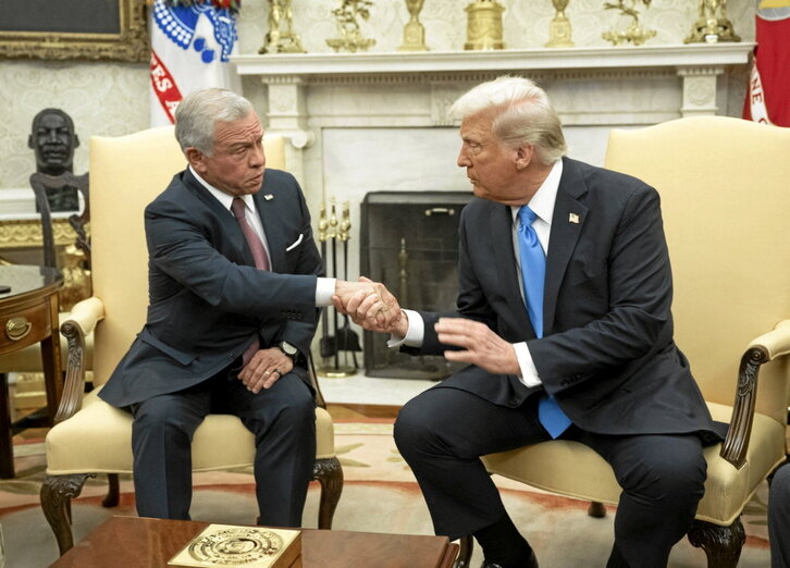 Donald Trump toma de la mano a Abdallah II, en el Despacho Oval de la Casa Blanca.