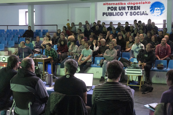 Las plataformas recuerdan a Santano que existe alternativa, que presentaron en esta jornada en Altsasu hace un año.