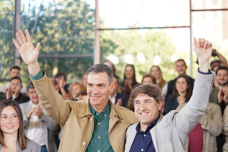 Eneko Andueza y Pedro Sánchez, en un acto electoral en Bilbo en abril de 2024.