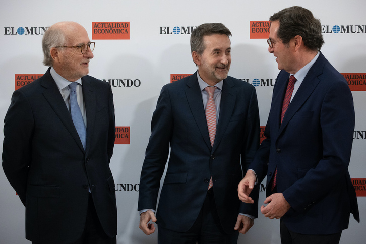 Josu Jon Imaz conversa con Antonio Garamendi en la entrega del premio.