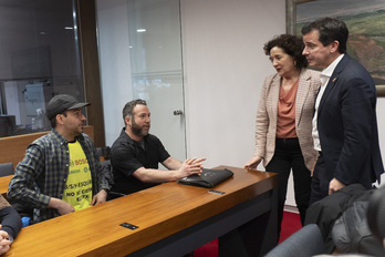 Miembros del comité de empresa de BSH de Ezkirotz saludan en el Parlamento a los consejeros Maeztu e Irujo.