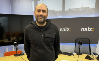 Iker Martinez de Zuazo musikaria NAIZ irratiko estudioetan