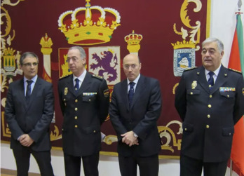 Fernando Saiz Merino, en el centro junto al entonces delegado Carlos Urquijo, al tomar posesión como jefe de la Policía española en la CAV en 2012.