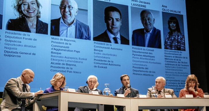 La sesión se abrió con una mesa redonda sobre la necesidad de una mayor descentralización.