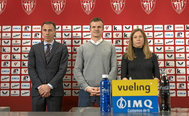 Jon Uriarte -en el centro-, en la rueda de prensa de ayer junto a Jon Berasategi y Johana Ruiz-Olabuenaga.