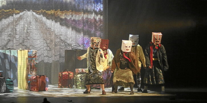 Una escena de la obra y el elenco posa con el autor y el director.