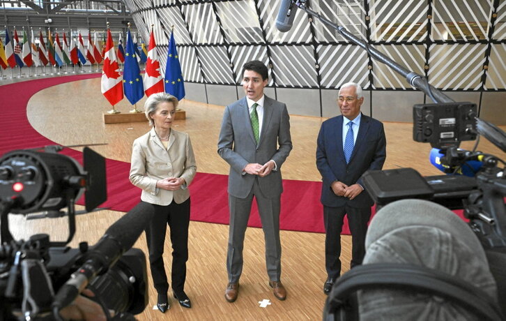 Ursula von der Leyen, Justin Trudeau y António Costa, en su comparecencia ante los medios de comunicación.