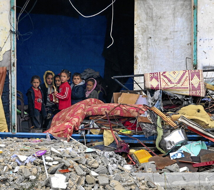 Niños palestinos, en un refugio para desplazados en Beit Hanoun.