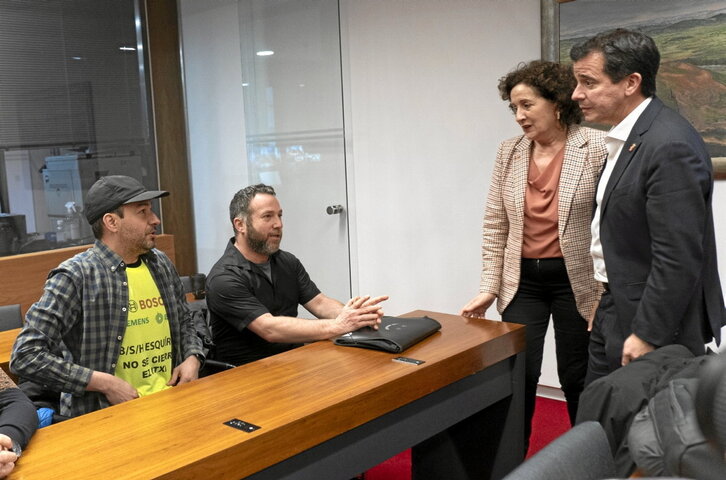 Miembros del comité de empresa de BSH conversan con los consejeros Maeztu e Irujo.