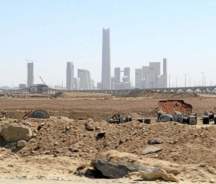 Construcciones en Nuevo Cairo. Al fondo, The Iconic Tower, de 394 metros, el edificio más alto de África.