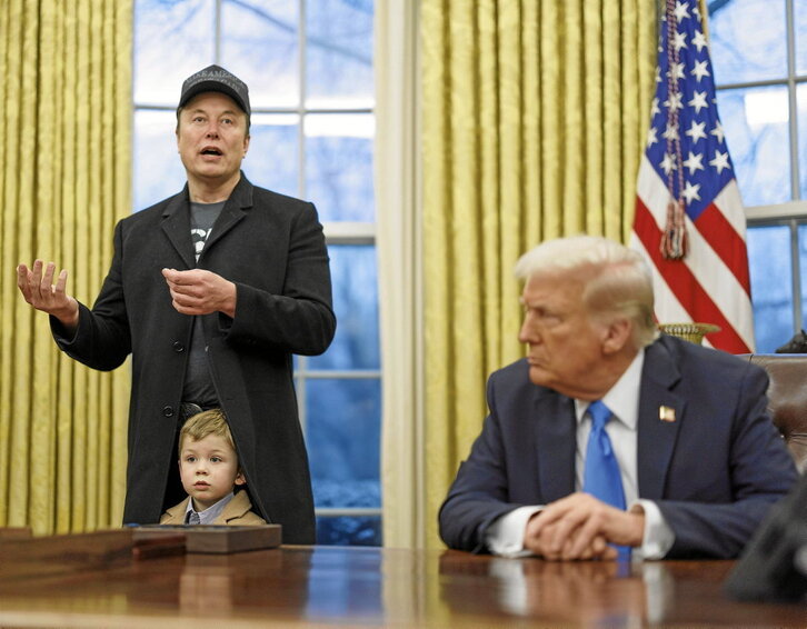 Elon Musk eta X semea, Donald Trumpekin, Etxe Zuriko Bulego Obalean.