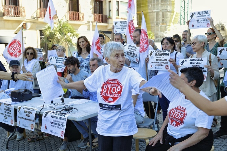 Stop Desahucios, Alokairu e Inquilinos Azora, en una comparecencia conjunta en Donostia.