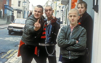 Jóvenes británicos «saludan» a cámara en una imagen tomada en Brighton en los años 80. 