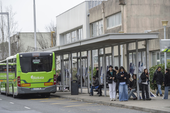 Estudiantes aguardan en el campus de Leioa para coger el autobús.
