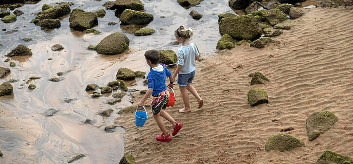 «Hondartzan paseatzen ari da Laura, hondarra oinpean sentitzen du...».