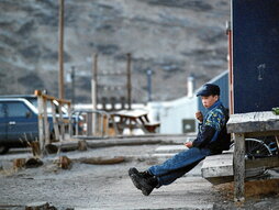 Gaztetxo bat Kangerlussuaq herrian. AEBetako aire-basea ere bertan kokatuta dago.