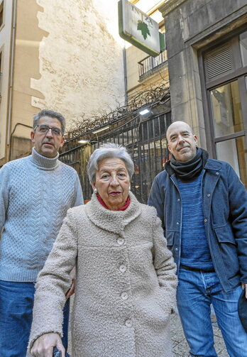 Alboko orrialdean, Koldo Astrain eta Dani Fano ezker-eskuin bigarren lerroan, eta Koro Solana lehen planoan. Orrialde honetan, Intzako garai bateko jangela, Koro eta Paulina ama-alabak eta Paulina Garmendiaren eta Ignacio Solanaren ezkontzako argazkia.
